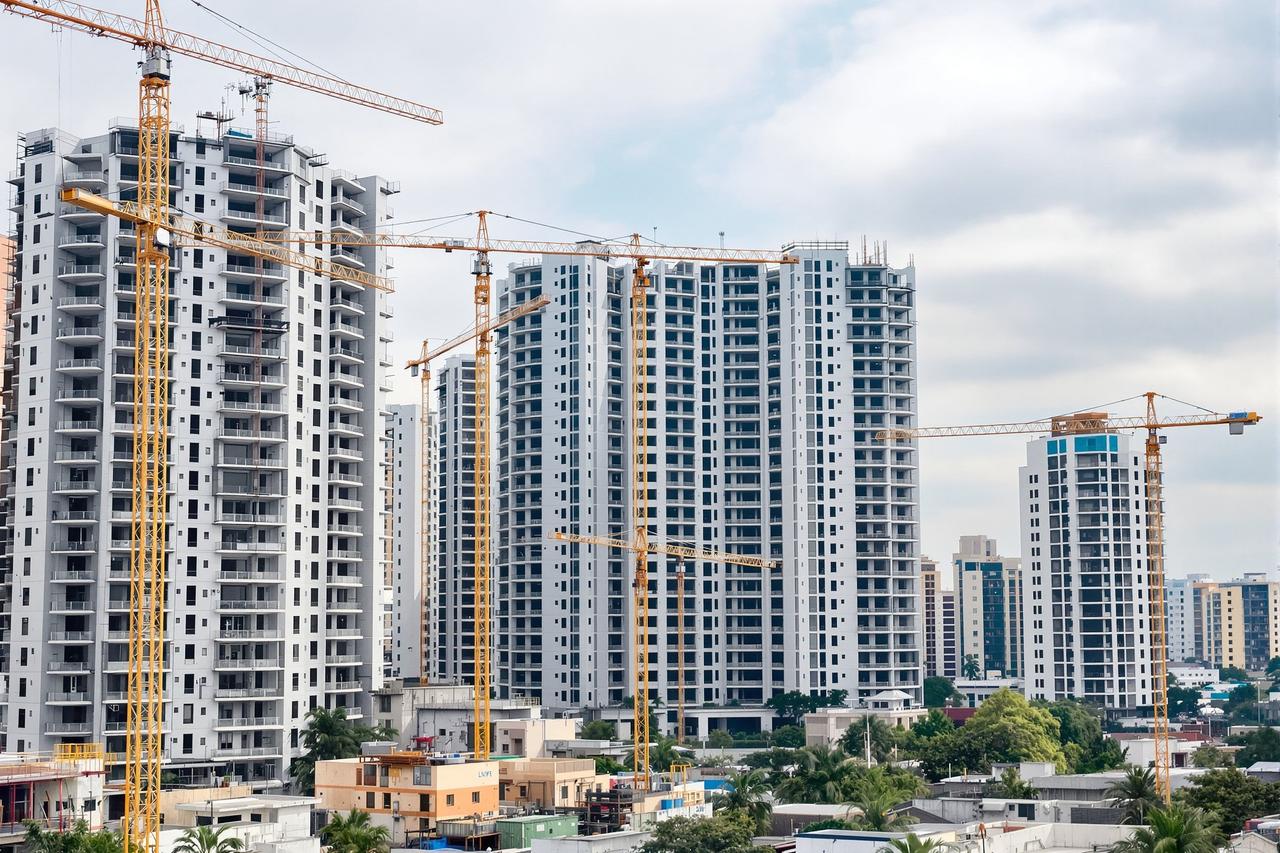 吃瓜大赛热门话题：某市网红楼盘烂尾，数百业主聚集维权要求政府介入